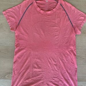 🧡 Lululemon Women's Coral Short Sleeve Top – Approx. Size 12 🧡